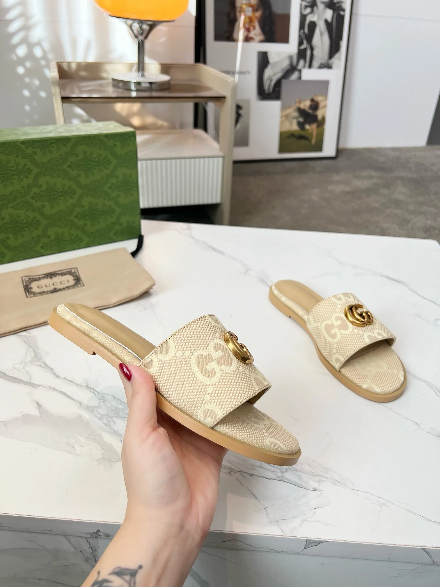 👟👟Ex-factory price 380👟👟 GUCCl 2025 spring and summer new style casual interlocking double G sandals for women. This piece is from the Gucci Lido collection, and its design is inspired by the summer style and beach clubs of the Italian coast. Archive designs from the 1970s infuse the brand with glory. Get inspired by this iconic era. The "Gucci March of Love" series continues to explore the aesthetic connotation of the brand's archived logos in a new way, while at the same time embracing the classic elegance and charm. Code Number: 35-43#